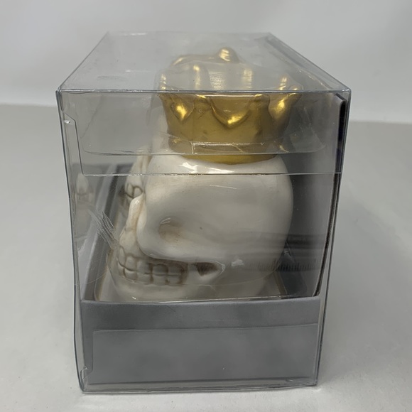 3-piece Haunted Manor Ceramic King & Queen Skull Salt & Pepper Shakers new - Picture 9 of 16